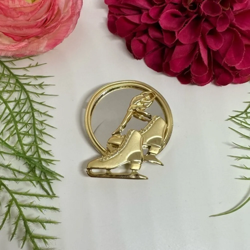 VINTAGE⚜️ Ice Skater Mirror Brooch